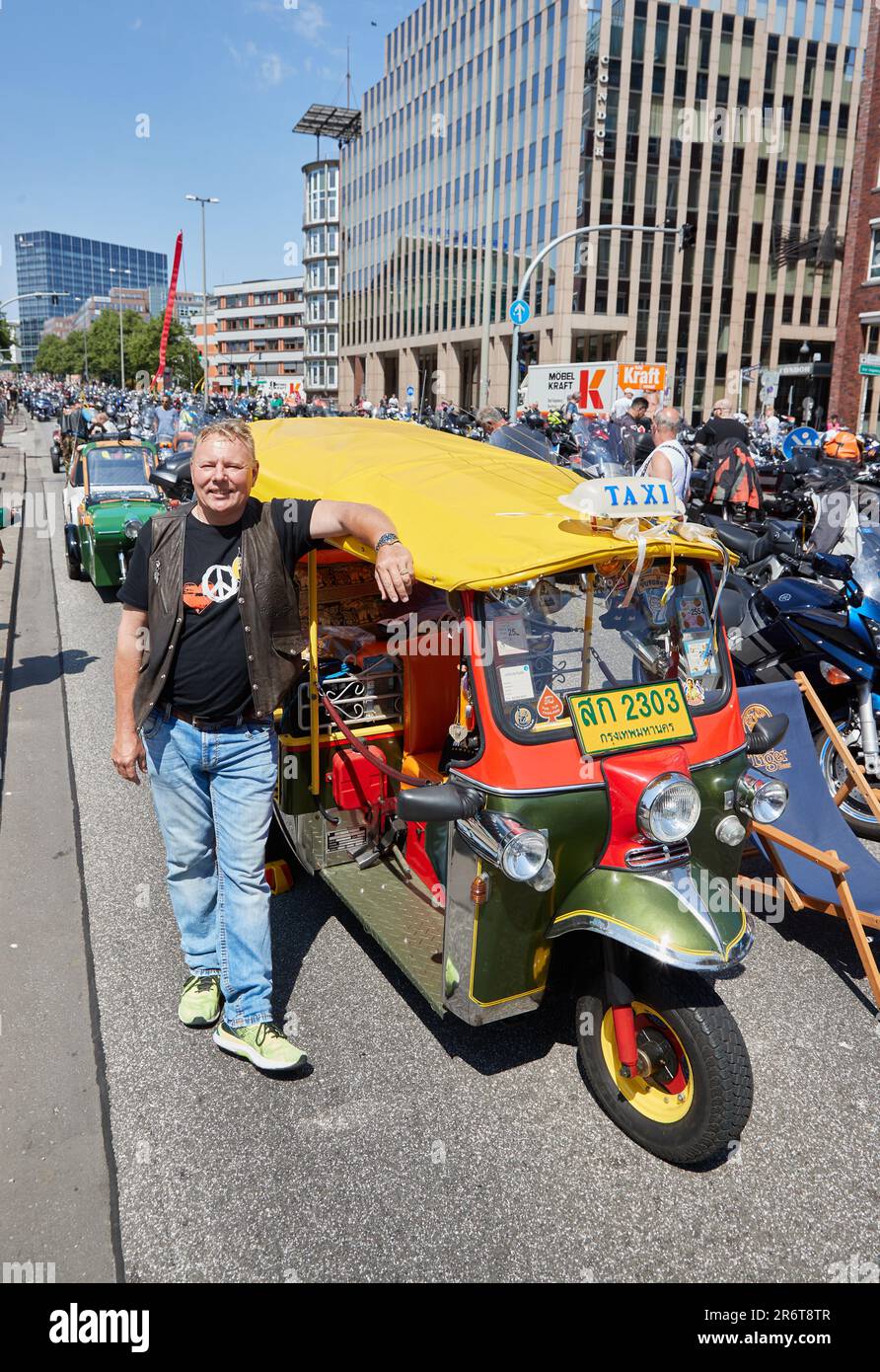 Hambourg, Allemagne. Hambourg, Allemagne. 11th juin 2023. Stefan Stoltenberg, le chauffeur de bus de Hambourg, participe au service moto de Hambourg (Mogo) avec son taxi Tuk-Tuk de Bangkok d'origine. Selon l'organisateur, environ 7000 000 visiteurs sont venus au service moto de Hambourg 40th au Michel. Crédit: Georg Wendt/dpa crédit: dpa Picture Alliance/Alamy Live News/dpa/Alamy Live News Banque D'Images
