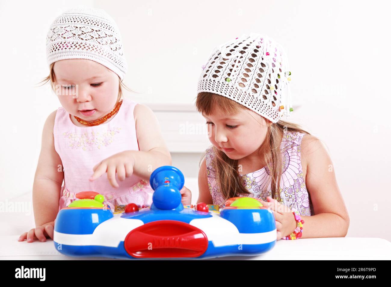 Adorable Kids jouer jouer ensemble Banque D'Images