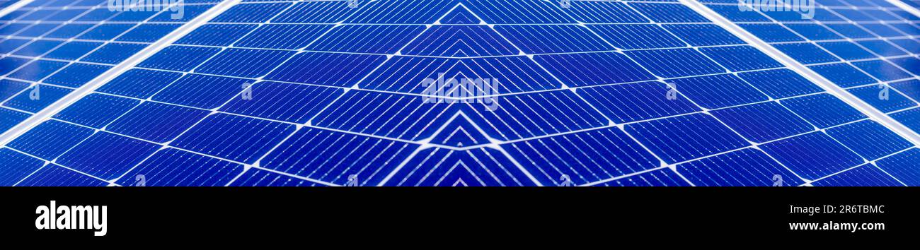 Photographie abstraite de panneau solaire bleu, fond technologique vert. Banque D'Images