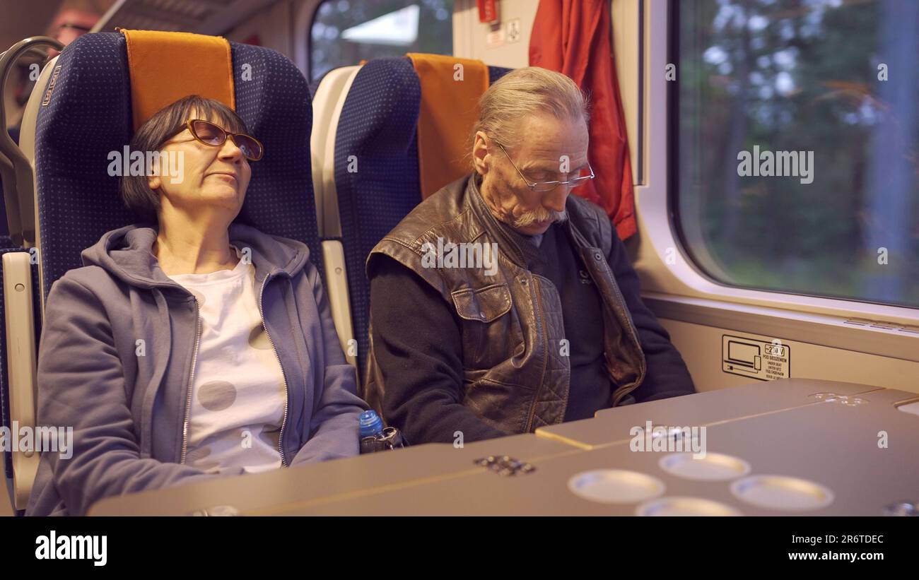 Varsovie, Pologne. 11th juin 2023. Un couple de personnes âgées fait le trajet en train tôt le matin et dorment (Credit image: © Andrey Nekrasov/ZUMA Press Wire) USAGE ÉDITORIAL SEULEMENT! Non destiné À un usage commercial ! Banque D'Images