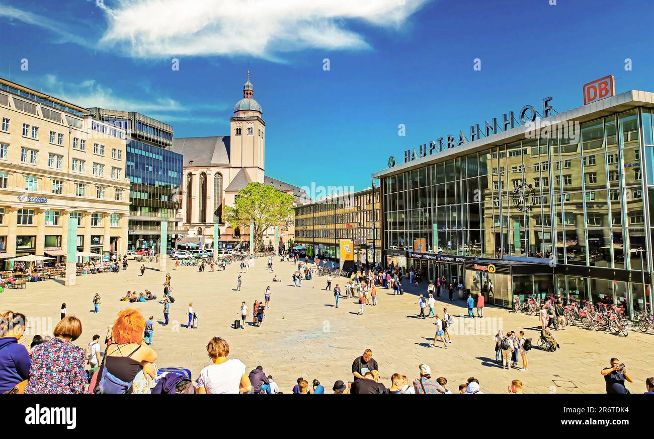 Cologne (Köln, Hauptbahnhof), Allemagne - 5 juin. 2023: Vue sur la place animée à l'entrée de la gare centrale en été Banque D'Images