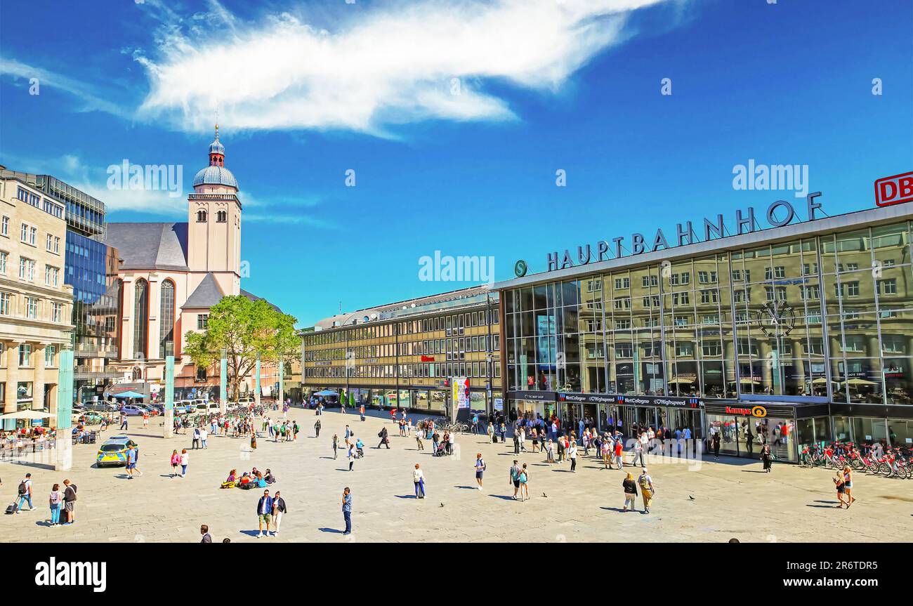 Cologne (Köln, Hauptbahnhof), Allemagne - 5 juin. 2023: Vue sur la place animée à l'entrée de la gare centrale en été Banque D'Images