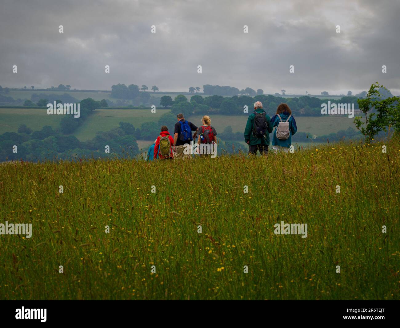 Groupe de marche sur Dumpdat Hillfort, Devon, Royaume-Uni Banque D'Images