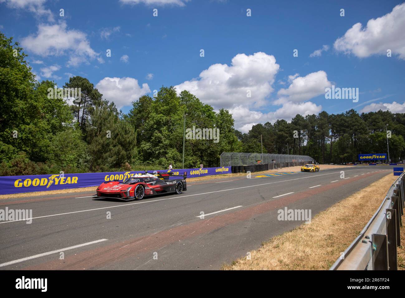 Le Mans, France. 11th juin 2023. 311 DERANI Luis Felipe (BRA), SIMS Alexander (gbr), AITKEN Jack (gbr), action Express Racing, Cadillac V-Series.R, Action pendant les 24 heures du Mans 2023 sur le circuit des 24 heures du Mans de 10 juin à 11, 2023 au Mans, France - photo Damien Saulnier/DPPI crédit: DPPI Media/Alamy Live News Banque D'Images