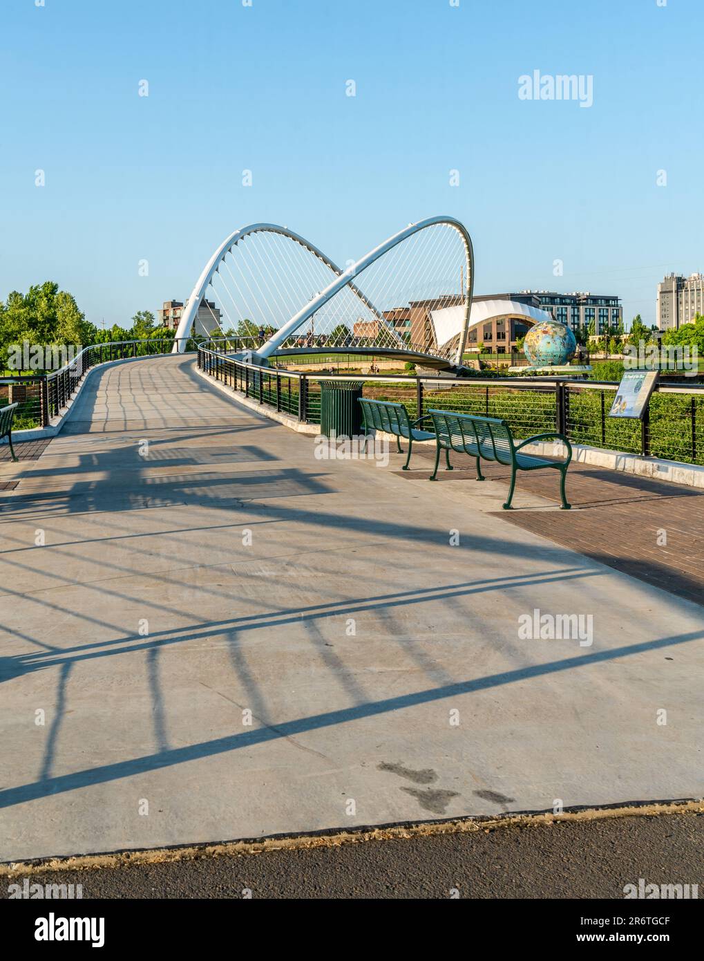 Vue sur le pont de Minto Island et le globe écologique au parc Riverfront à Salem, Oregon. Banque D'Images