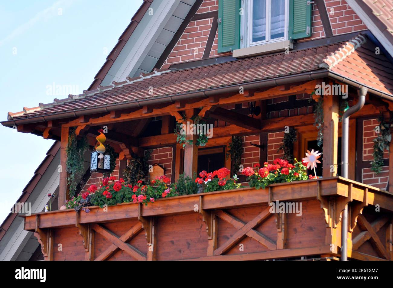 Balcon en bois avec géraniums, fleurs à l'extérieur de la fenêtre, géraniums rouges dans la boîte, Pelargonium Banque D'Images