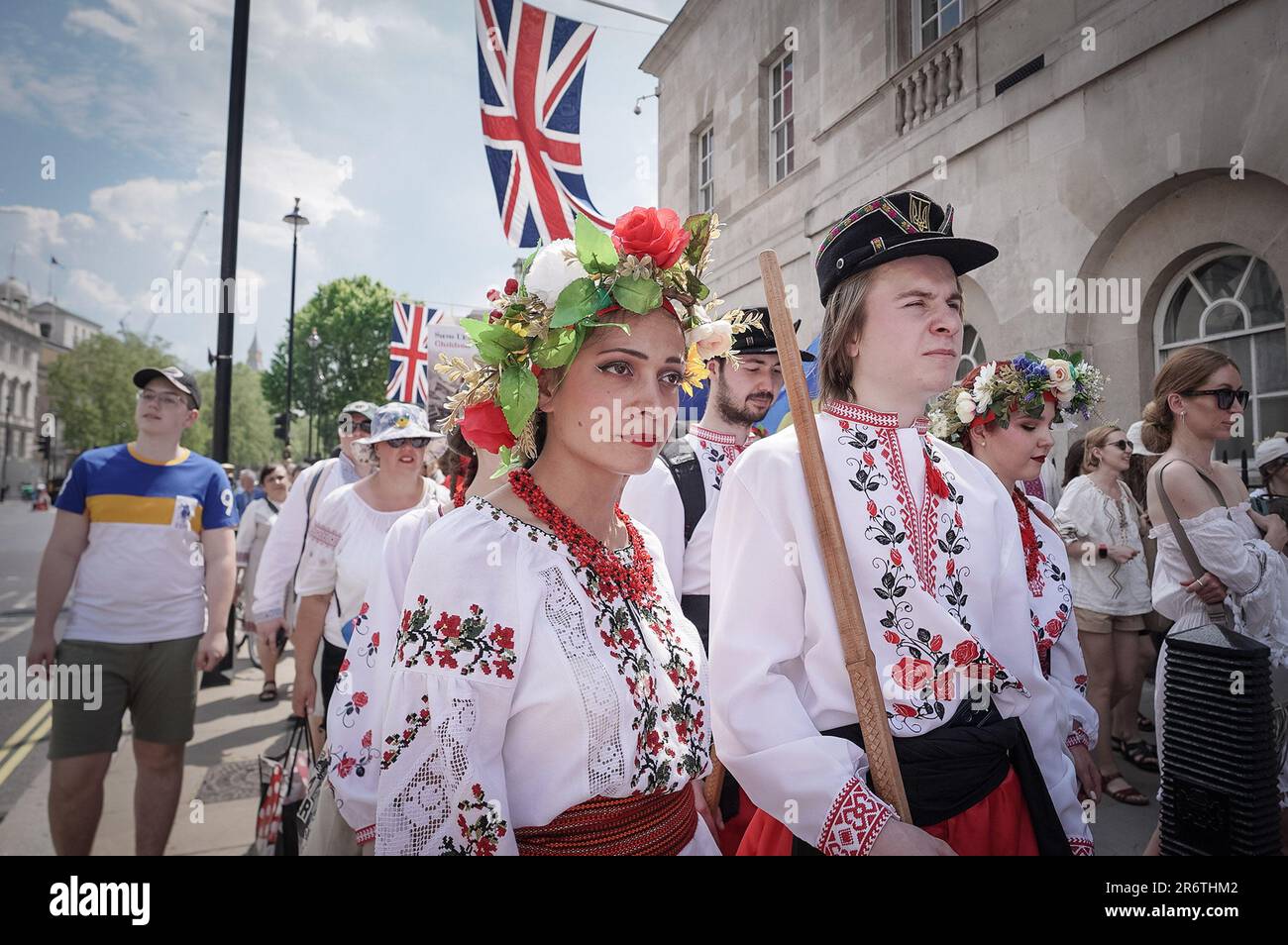 Londres, Royaume-Uni. 11th juin 2023. La marche annuelle ukrainienne Vyshyvanka. Les Britanniques-Ukrainiens se rassemblent à Whitehall avant de marcher dans la ville en portant une robe brodée traditionnelle, également appelée Vyshyvanka, qui démontre l'adhésion à l'idée d'identité nationale, d'unité et de patriotisme fier. Credit: Guy Corbishley/Alamy Live News Banque D'Images