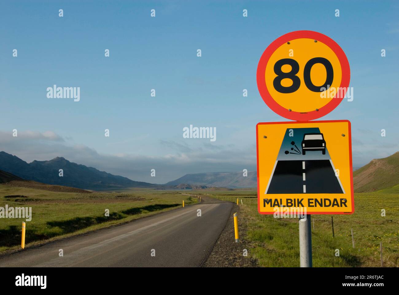 Signalisation routière, extrémités de route goudronnées, route de gravier, 80 km/h, Islande Banque D'Images