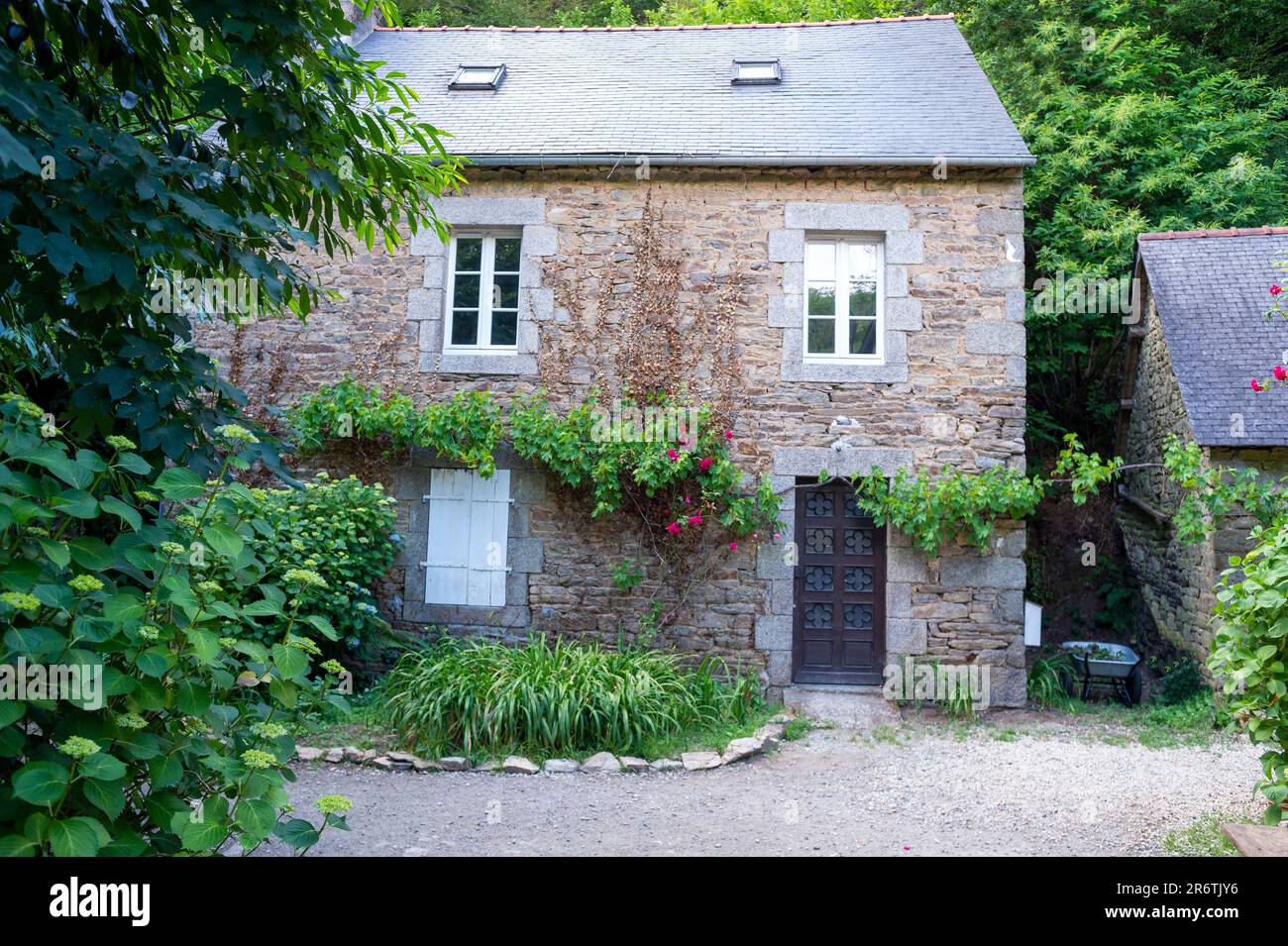 Maison bretonne typique, Pont-Aven, Bretagne, France. Petite maison bretonne en granit. Les cadres de fenêtre sont faits de pierre de coupe fine. Banque D'Images