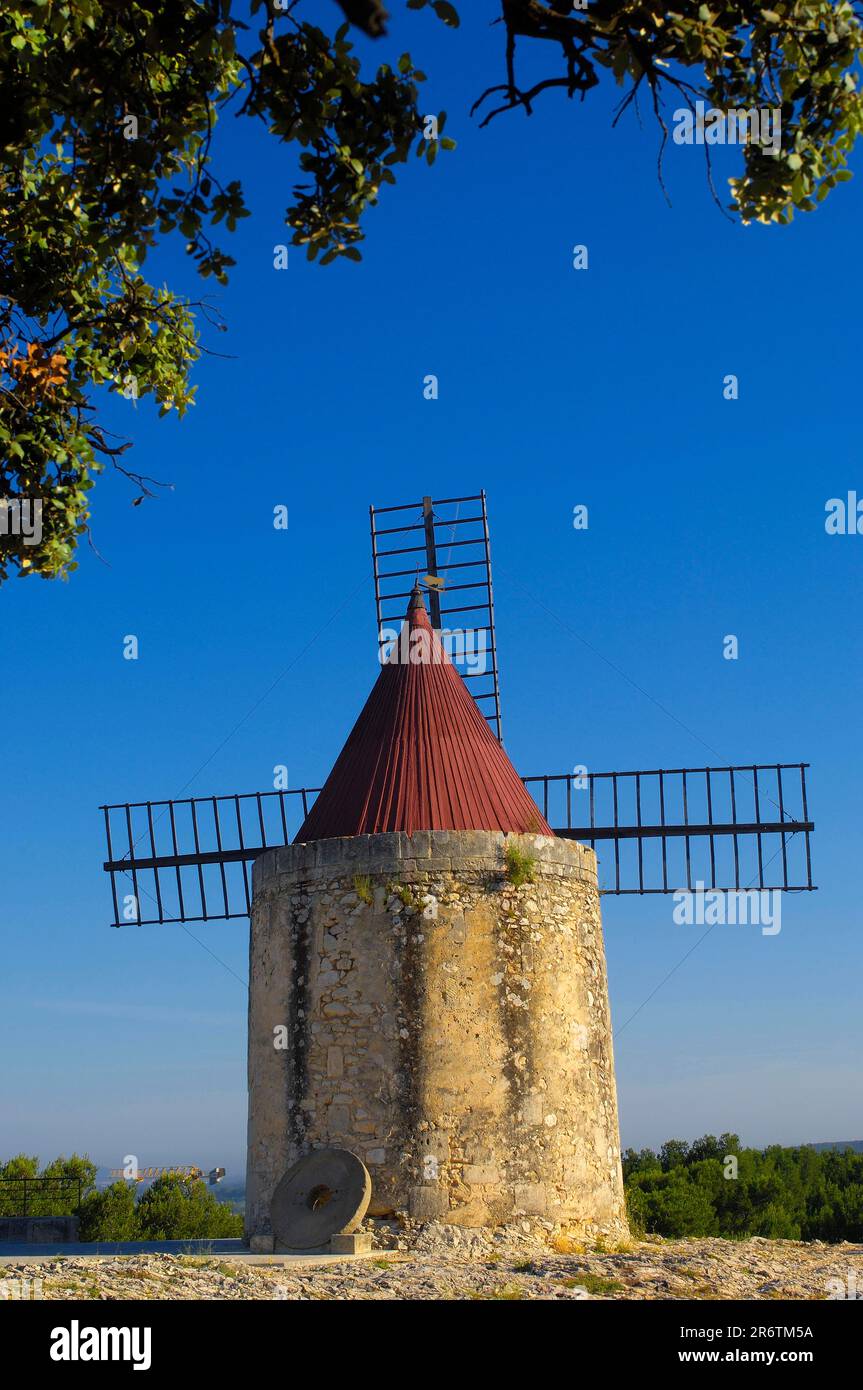 Moulin, construit par Alphonse Daudet, près d'Arles, Fontvieille, Bouches-du-Rhône, Provence, Sud de la France Banque D'Images