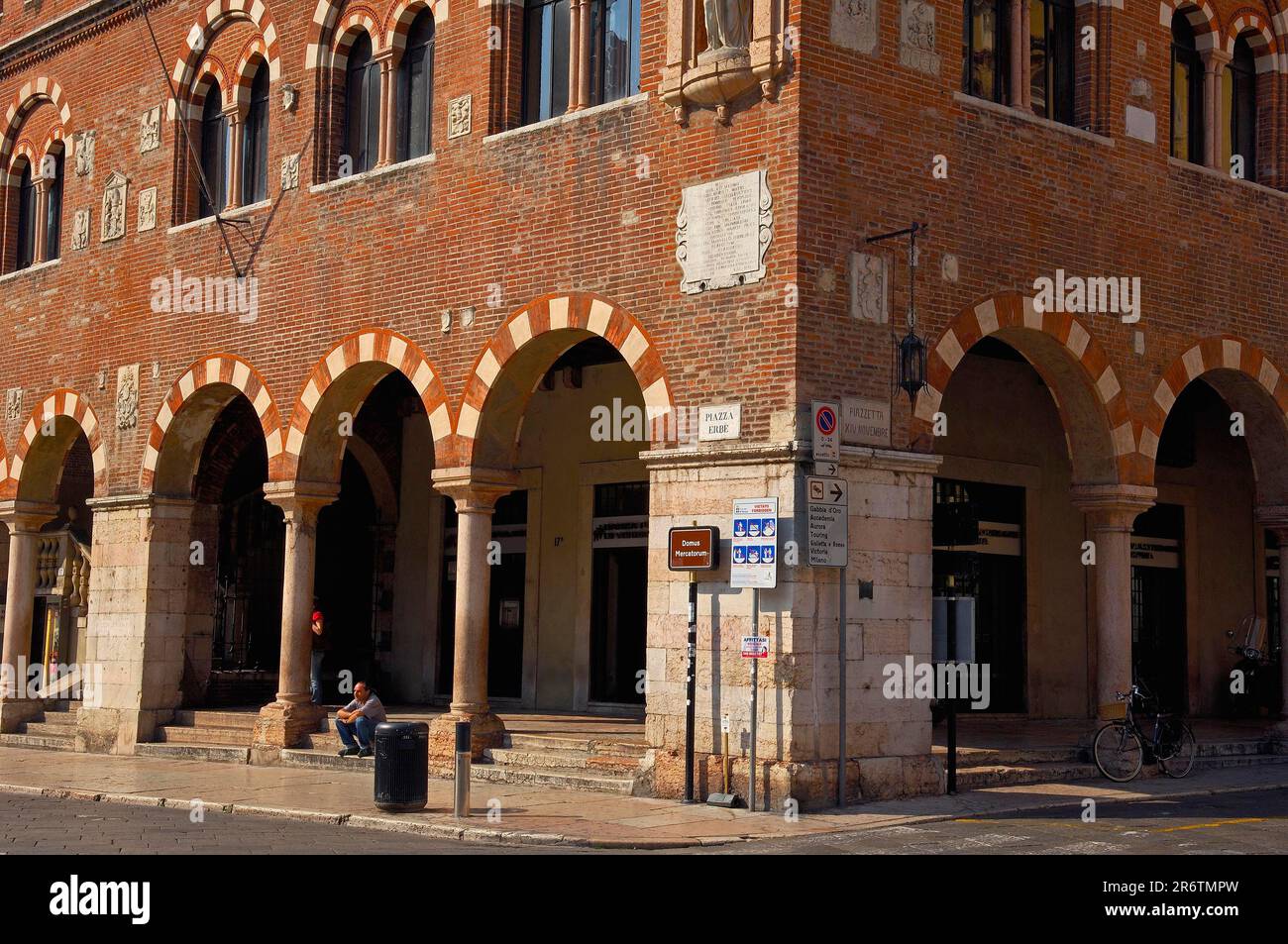 Vérone, Piazza delle Erbe, place Erbe, Vénétie, Italie Banque D'Images