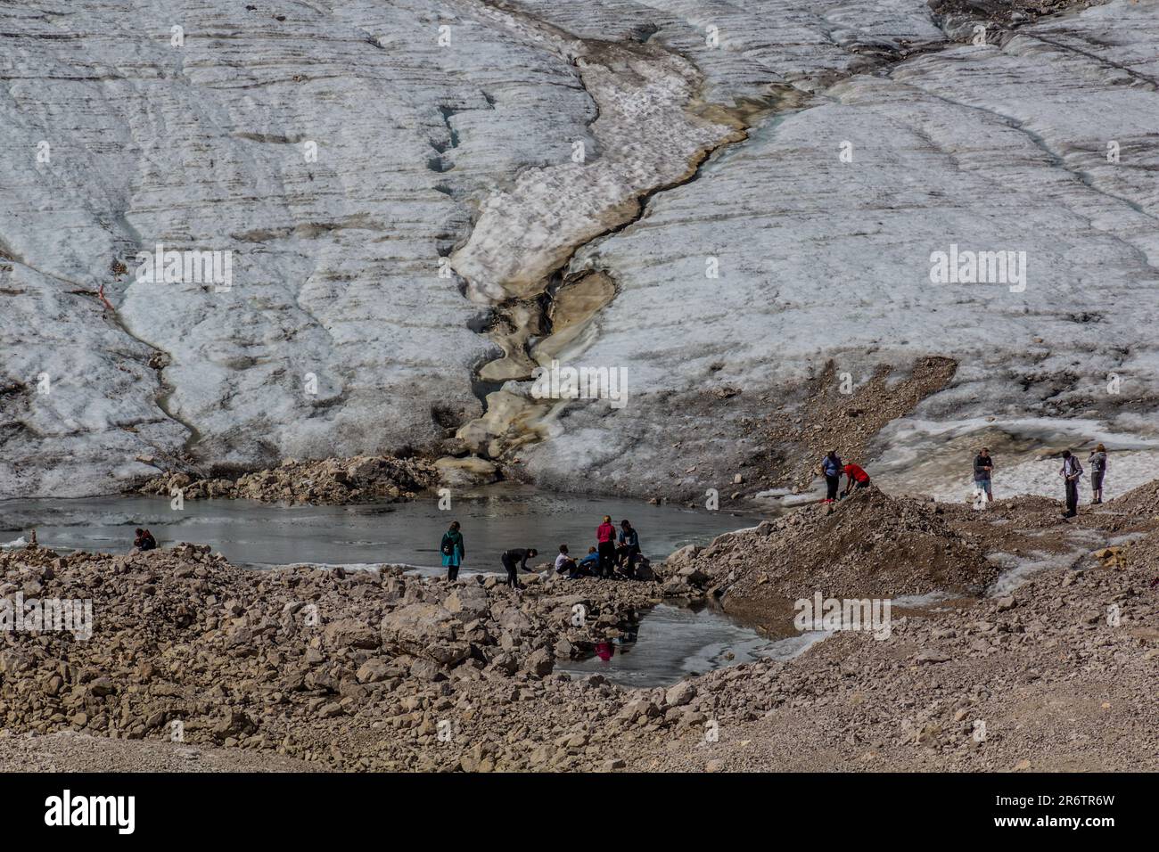 ZUGSPITZE, ALLEMAGNE - 4 SEPTEMBRE 2019: Les touristes apprécient un petit lac glacier au plateau de Zugspitplatine sous le sommet de Zugspitze, Allemagne Banque D'Images