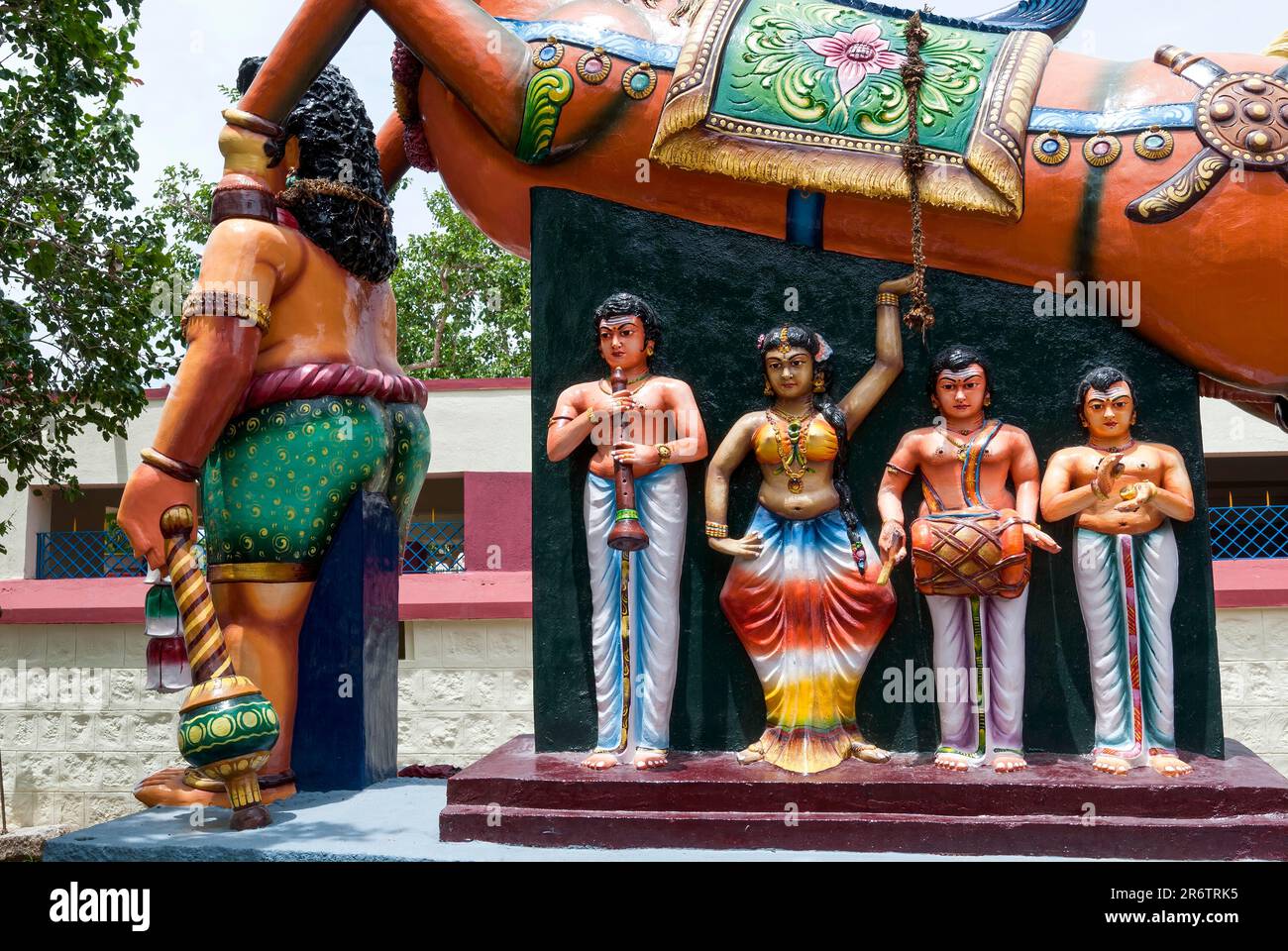 Musiciens et danseur Temple Guardian, Moolangudi, Pudukkottai, Tamil Nadu, Inde du Sud, Inde, Asie Banque D'Images