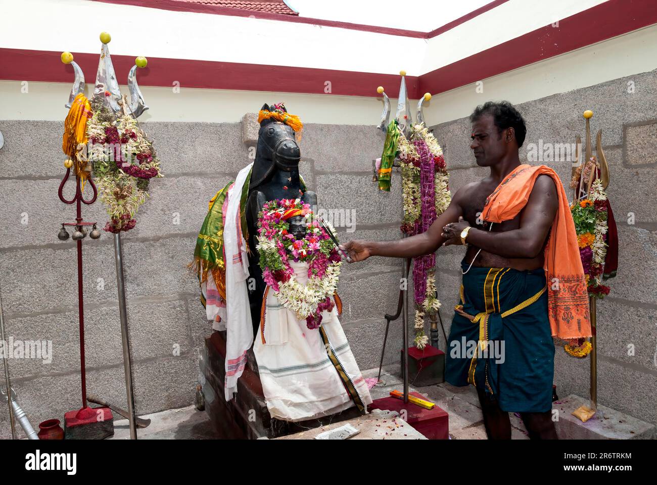 Le prêtre Poojari adorant la divinité de gardien. Temple de gardien de village à Moolankudi, Pudukkottai, Tamil Nadu, Inde du Sud, Inde, Asie Banque D'Images