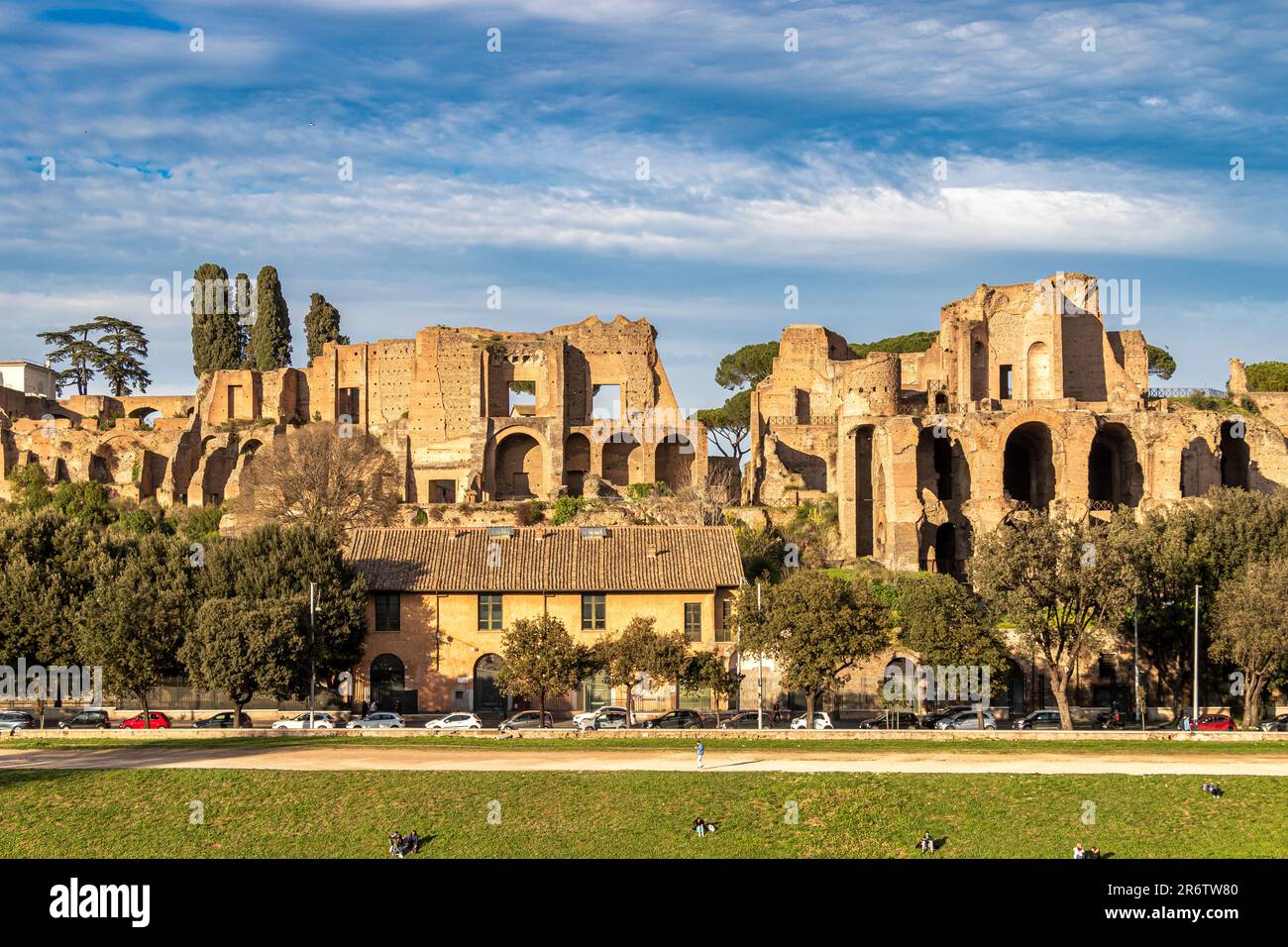 Le palais Domitian sur le Mont Palatin surplombant le Cirque Maximus, un ancien stade de course de chars romains et lieu de divertissement à Rome, en Italie Banque D'Images