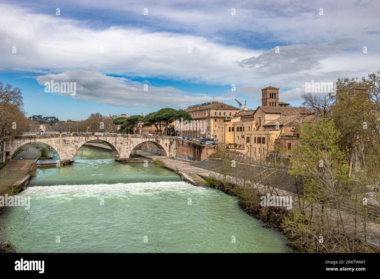 Le pont Ponte Cestio enjambant le Tibre, reliant Trastevere à l'île Tibre, Rome Italie Banque D'Images