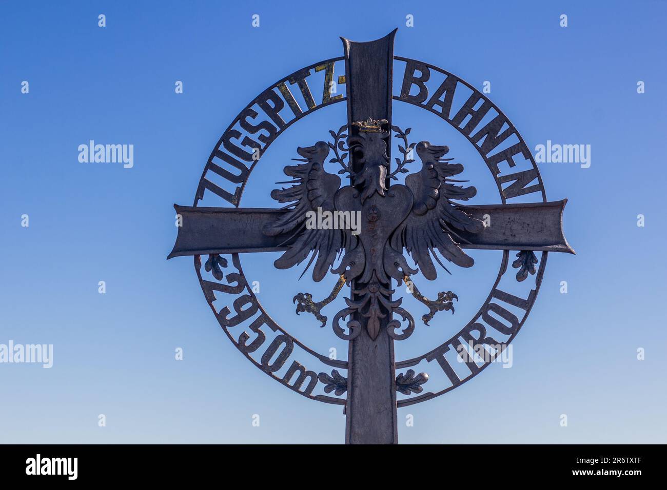 ZUGSPITZE, ALLEMAGNE - 4 SEPTEMBRE 2019 : monument de Zugspitzbahnen (chemin de fer de Zugspitze) au sommet de la montagne de Zugspitze, Allemagne Banque D'Images