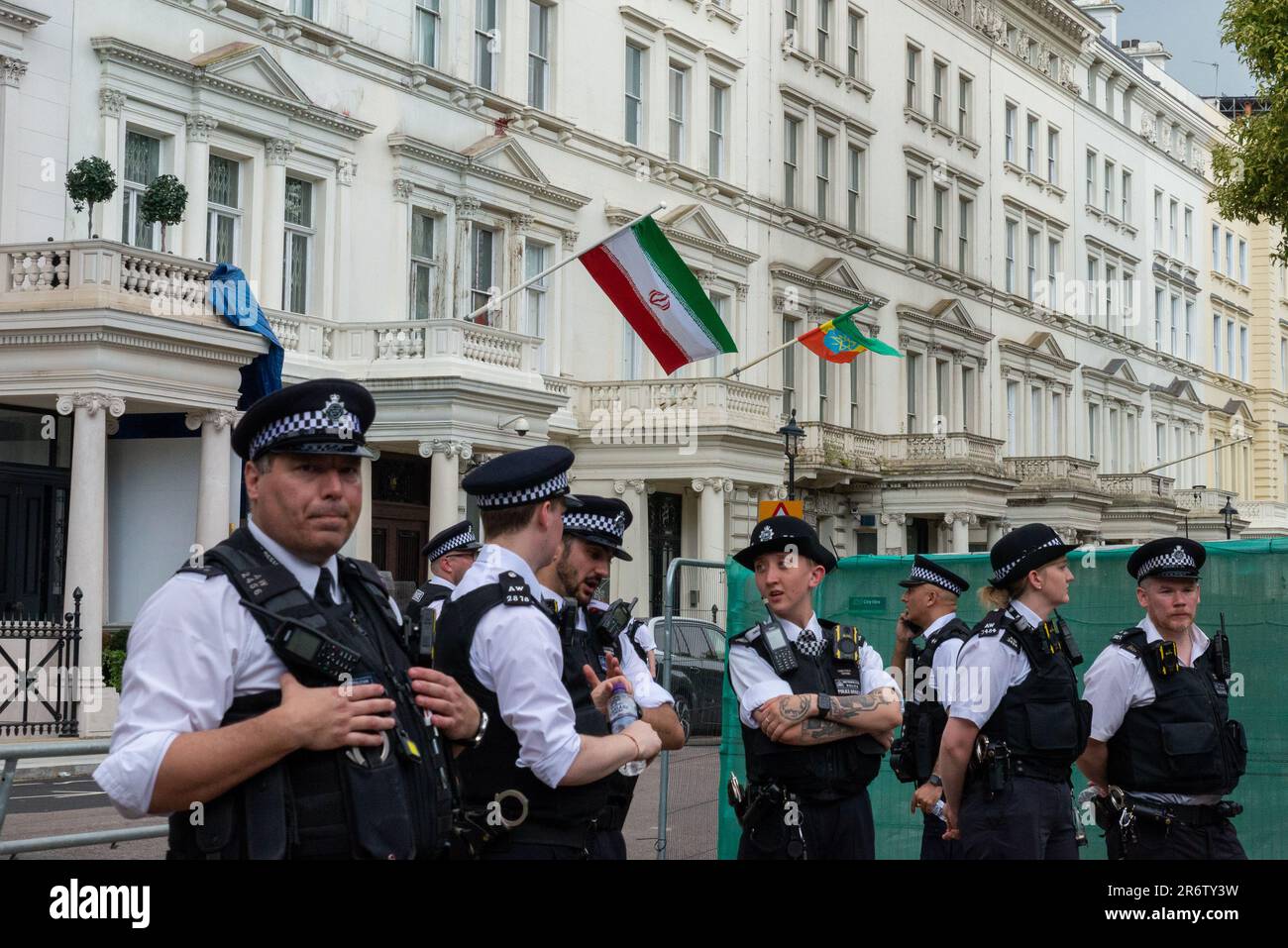 Knightsbridge, Londres, Royaume-Uni. 11th juin 2023. Des manifestants se sont rassemblés devant l'ambassade de la République islamique d'Iran à Londres pour protester contre le peuple kurde, ce qui a incité la police à réagir. Des policiers protégeant l'ambassade Banque D'Images