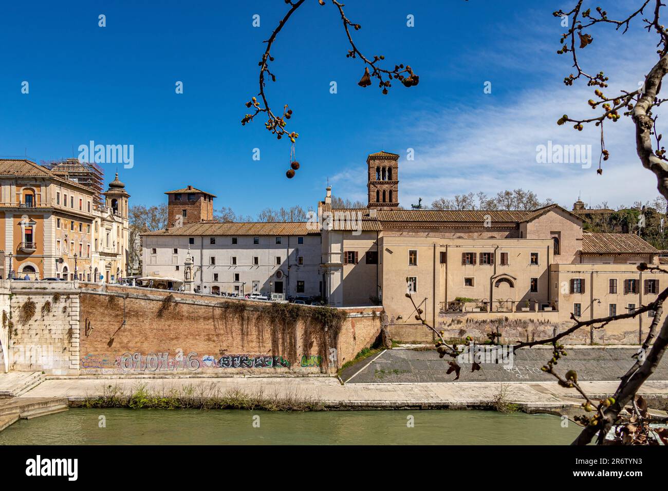 L'église San Bartolomeo all' Isola, à côté de la rivière Tibre sur l'île Tibre, Rome, Italie Banque D'Images