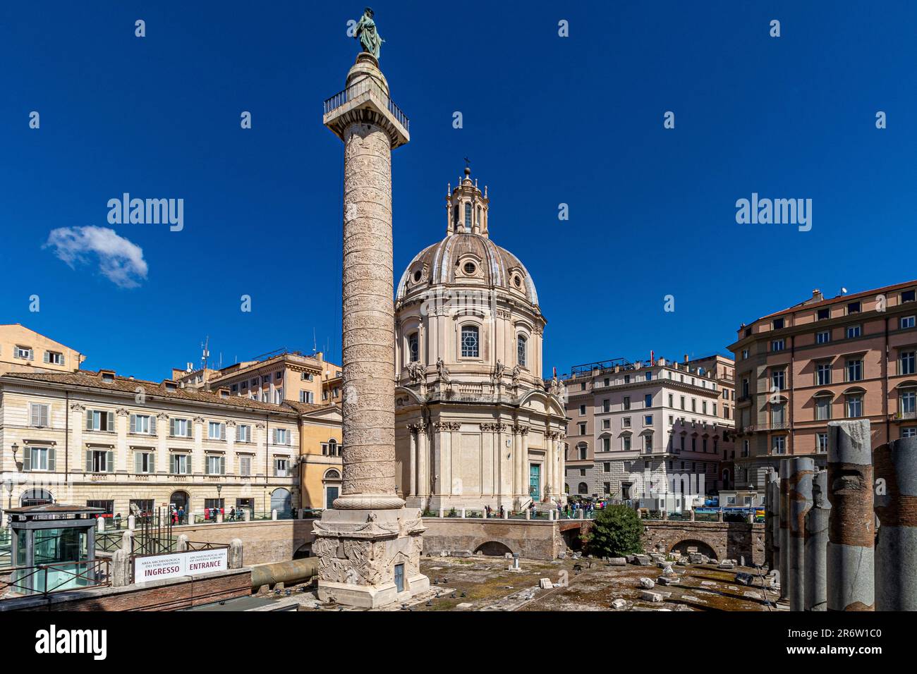 Forum de Trajan avec Santa Maria di Loreto, une église du 16th siècle en arrière-plan, vue de via dei Fori Imperiali, Rome, Italie Banque D'Images