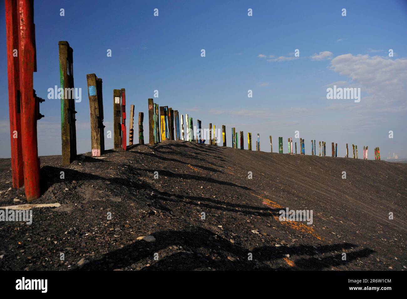 Slagheap de l'ancienne mine de charbon Prosper Haniel, installation Totems, peintre et sculpteur basque Agustin Ibarrola, Bottrop, Rhénanie-du-Nord-Westphalie Banque D'Images