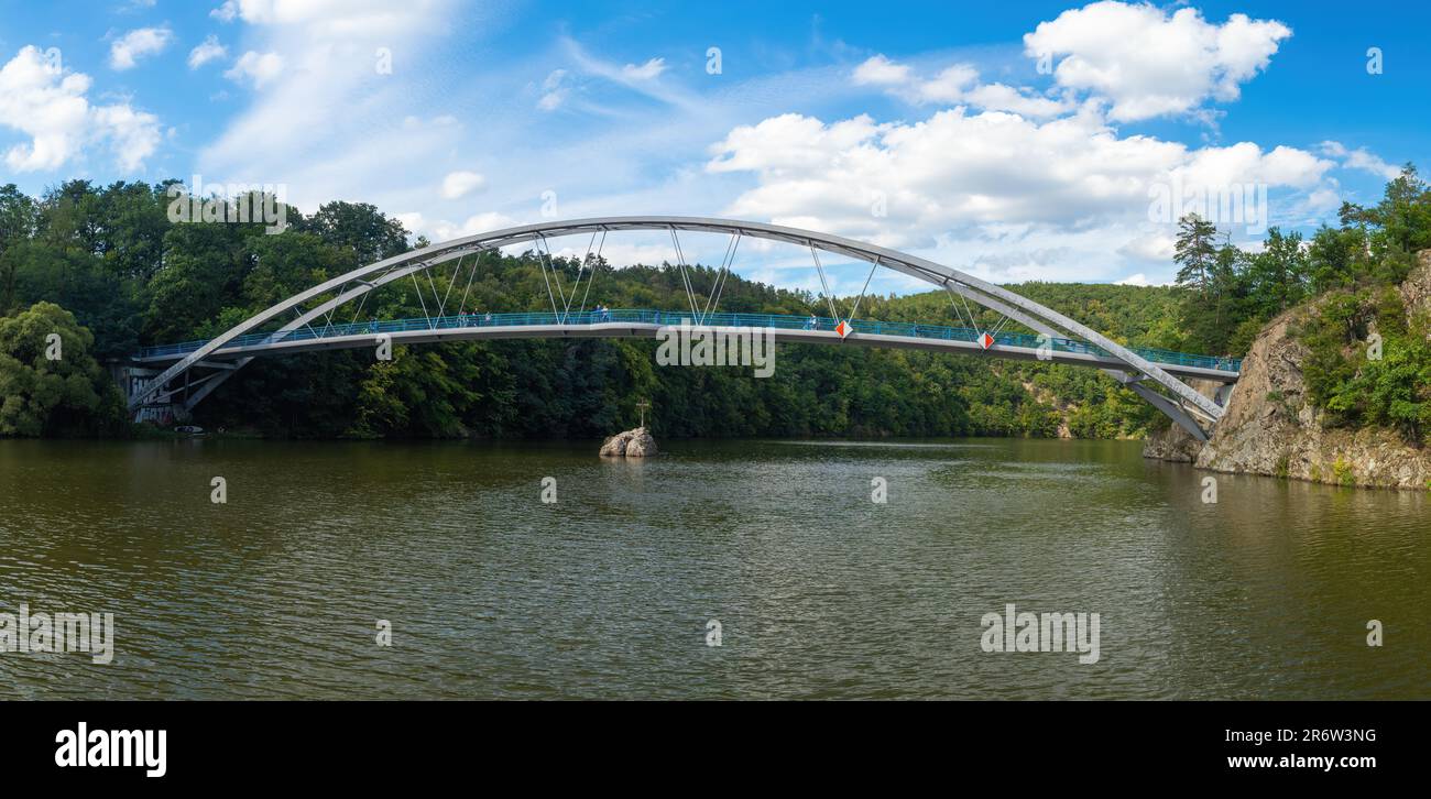 Panorama d'un plan d'eau naturel dans un paysage forestier. Réservoir de Brno. Banque D'Images