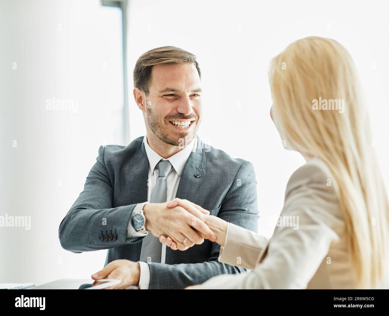 homme d'affaires traite contrat poignée de main poignée de main transaction agent d'affaires contrat bureau de client Banque D'Images
