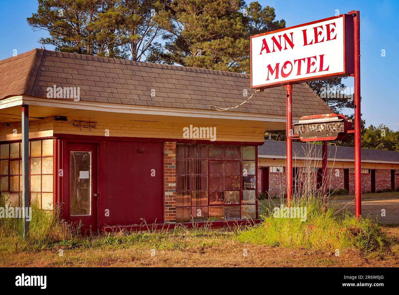 Le motel Ann Lee est abandonné le long de l'autoroute 183 est, 21 avril 2010, à Columbus, Mississippi. Le motel économique a été démoli en 2019. Banque D'Images