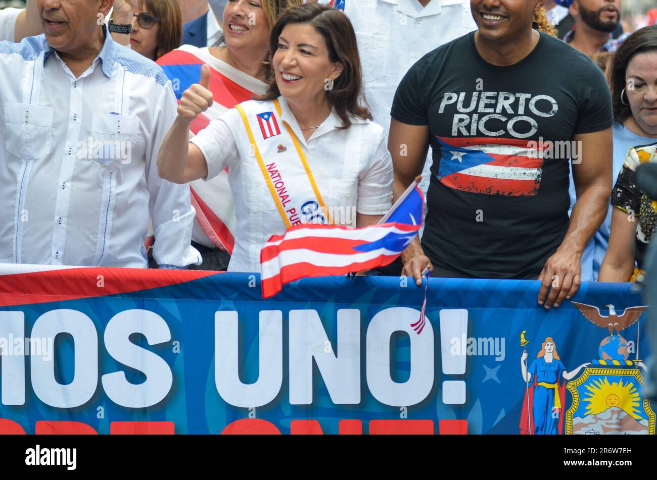 New York, États-Unis. 11th juin 2023. Kathy Hochul, gouverneur de l'État de New York (au centre), marche le long de la Cinquième Avenue, dans la ville de New York, lors de la parade annuelle de la journée portoricaine 66th. Crédit : Ryan Rahman/Alay Live News Banque D'Images