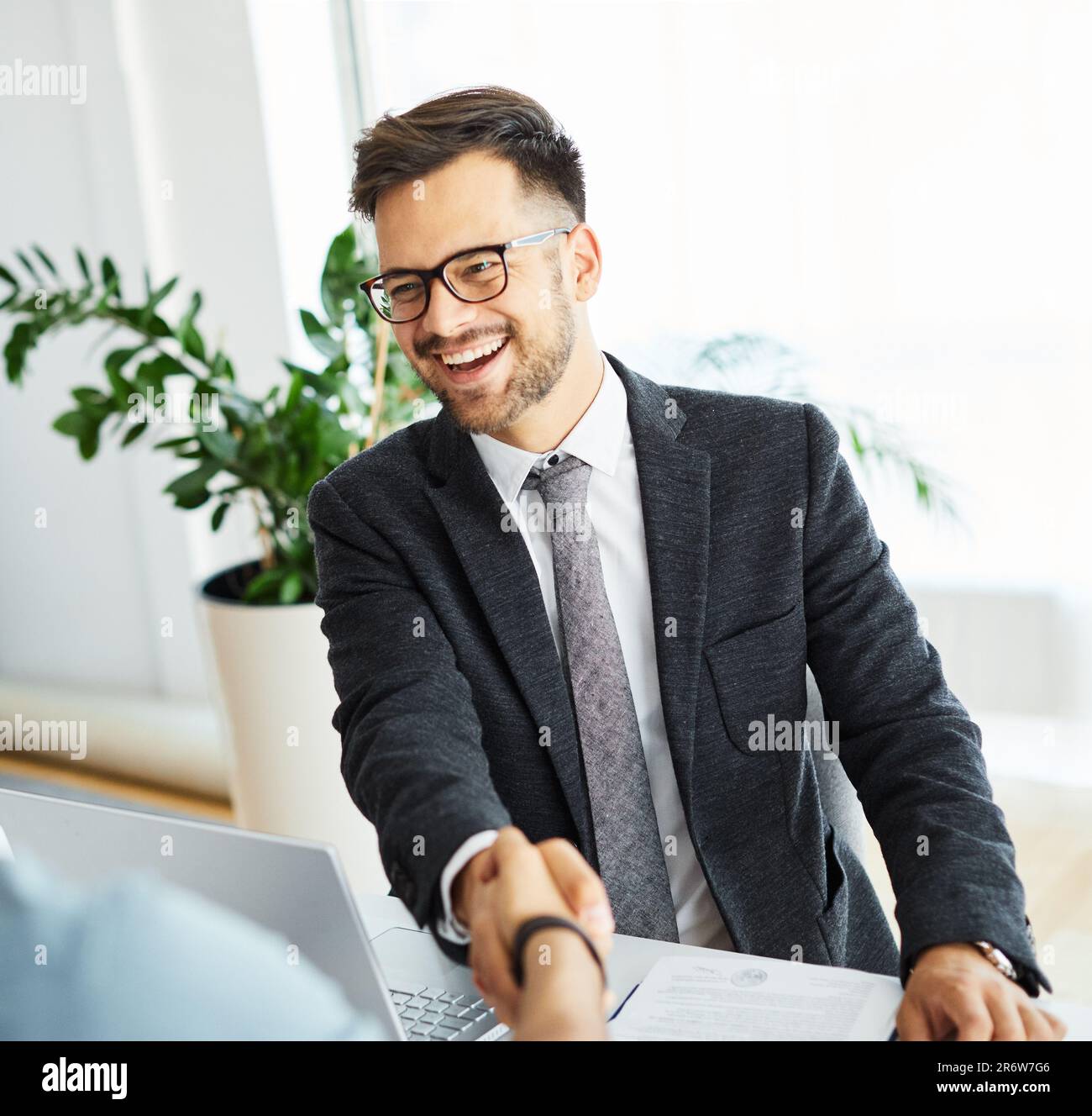 homme d'affaires transaction contrat poignée de main transaction agent commercial contrat signature document poignée de main Banque D'Images