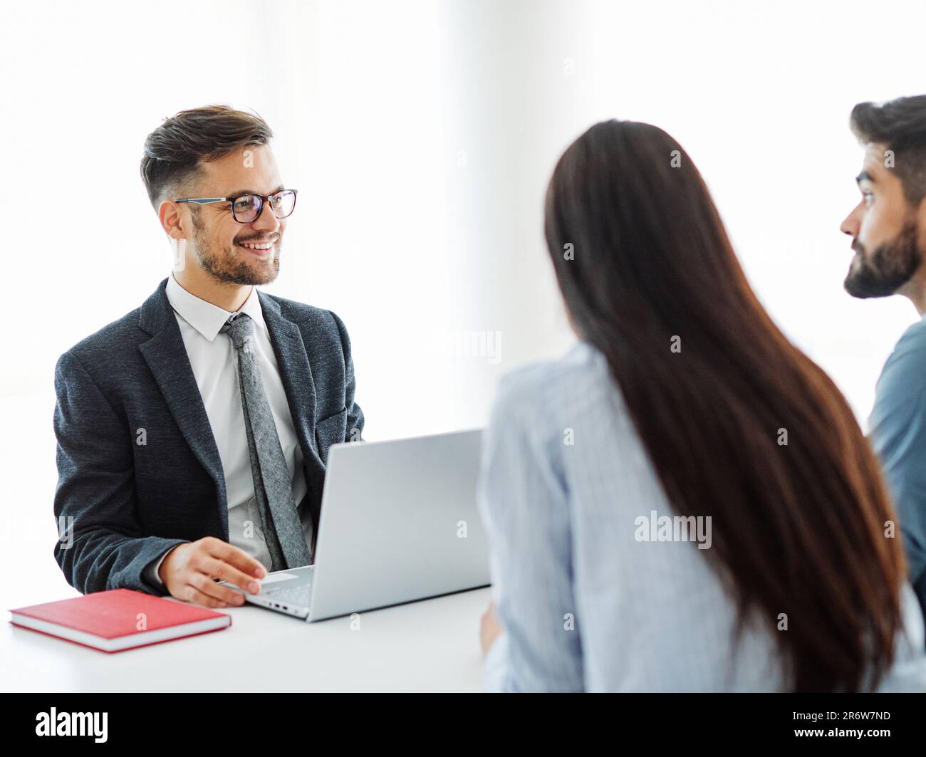jeune couple agent avocat réunion bureau maison accord contrat contrat contrat immobilier investissement Banque D'Images