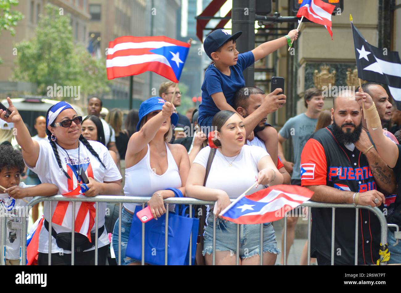 New York, États-Unis. 11th juin 2023. Des millions de personnes se sont rassemblées sur la Cinquième Avenue pour le défilé annuel de la journée de Porto Rico 66th à New York, sur 11 juin 2023. Crédit : Ryan Rahman/Alay Live News Banque D'Images
