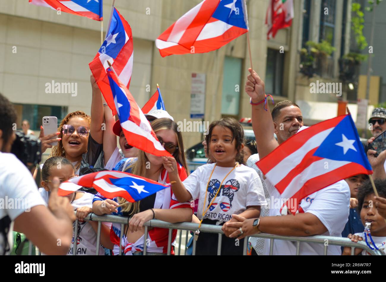 New York, États-Unis. 11th juin 2023. Les New-Yorkais portoricains sont vus avec des drapeaux le long de la Cinquième Avenue, à New York, lors de la parade annuelle de la journée de 66th. Crédit : Ryan Rahman/Alay Live News Banque D'Images