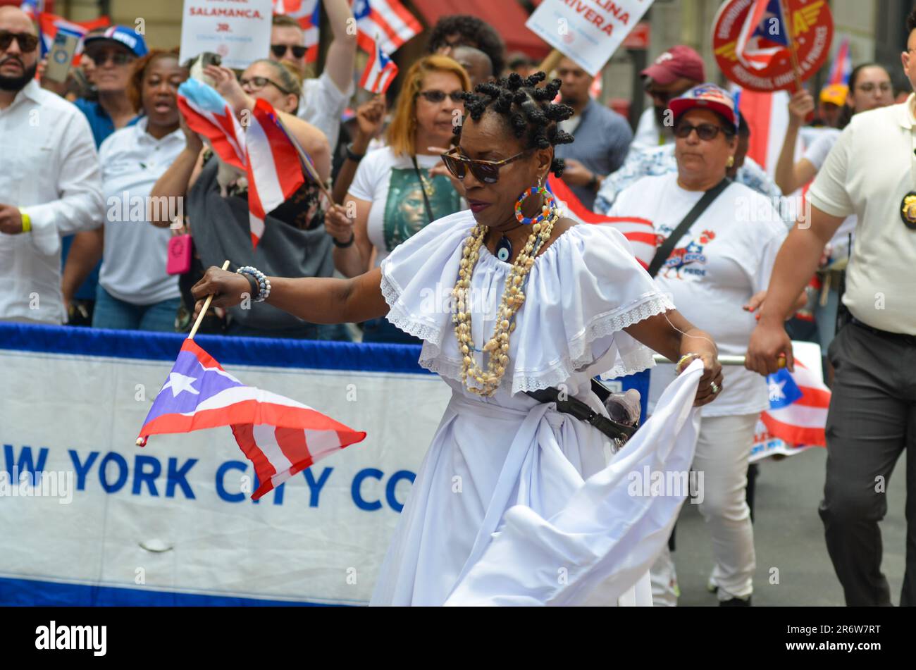 New York, États-Unis. 11th juin 2023. Le membre du Conseil de New York danse avec le drapeau portoricain à travers la Cinquième Avenue, New York, lors de la parade annuelle de la journée de Porto Rico 66th. Crédit : Ryan Rahman/Alay Live News Banque D'Images