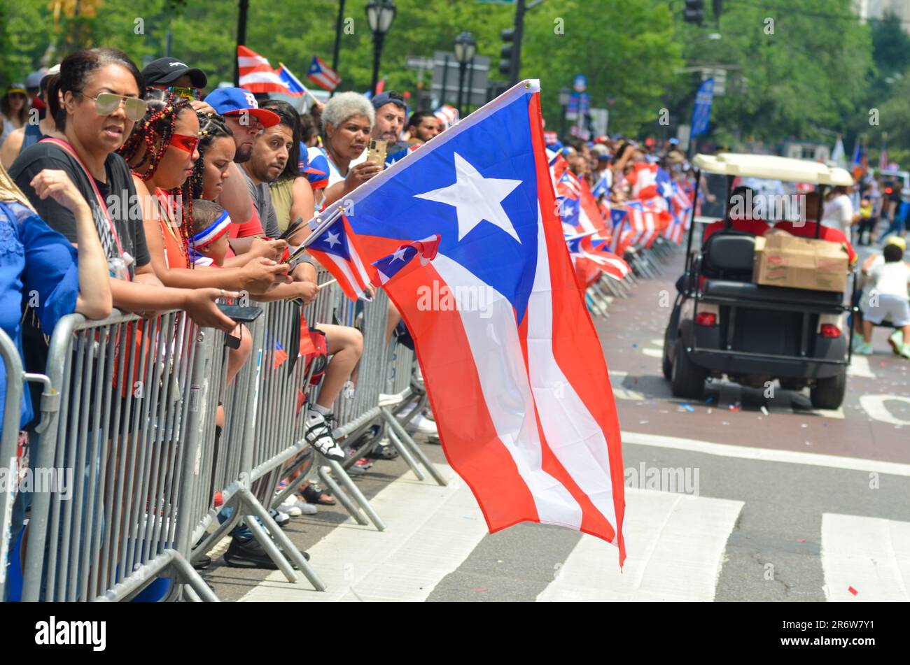 New York, États-Unis. 11th juin 2023. Les New-Yorkais portoricains sont vus en train de tenir des drapeaux à travers la Cinquième Avenue, dans la ville de New York, lors de la parade annuelle de la journée portoricaine de 66th. Crédit : Ryan Rahman/Alay Live News Banque D'Images