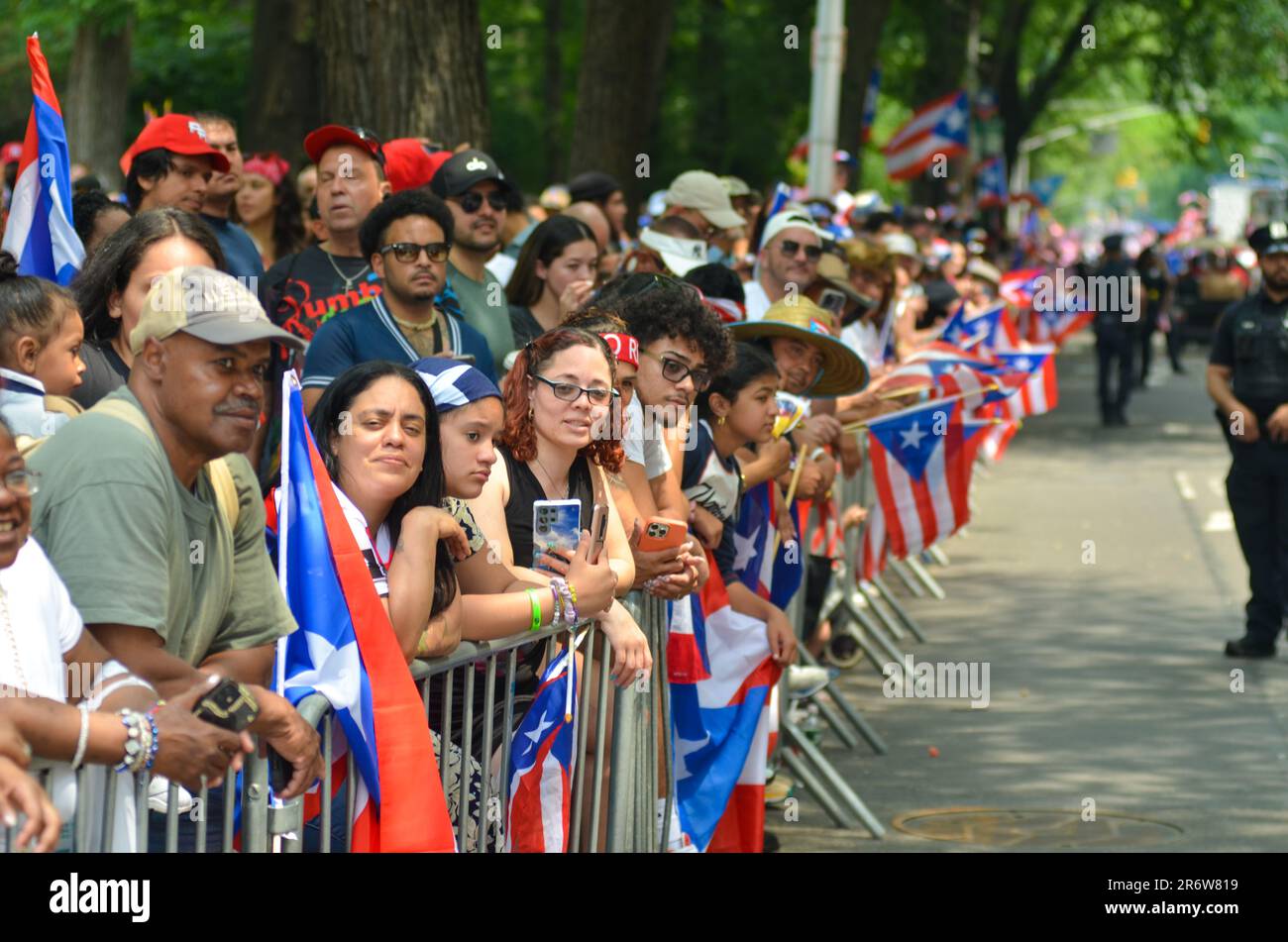 New York, États-Unis. 11th juin 2023. Des spectateurs se sont rassemblés à mi-Manhattan pour célébrer la parade annuelle de la journée de Porto Rico 66th sur 11 juin 2023 à New York. Crédit : Ryan Rahman/Alay Live News Banque D'Images