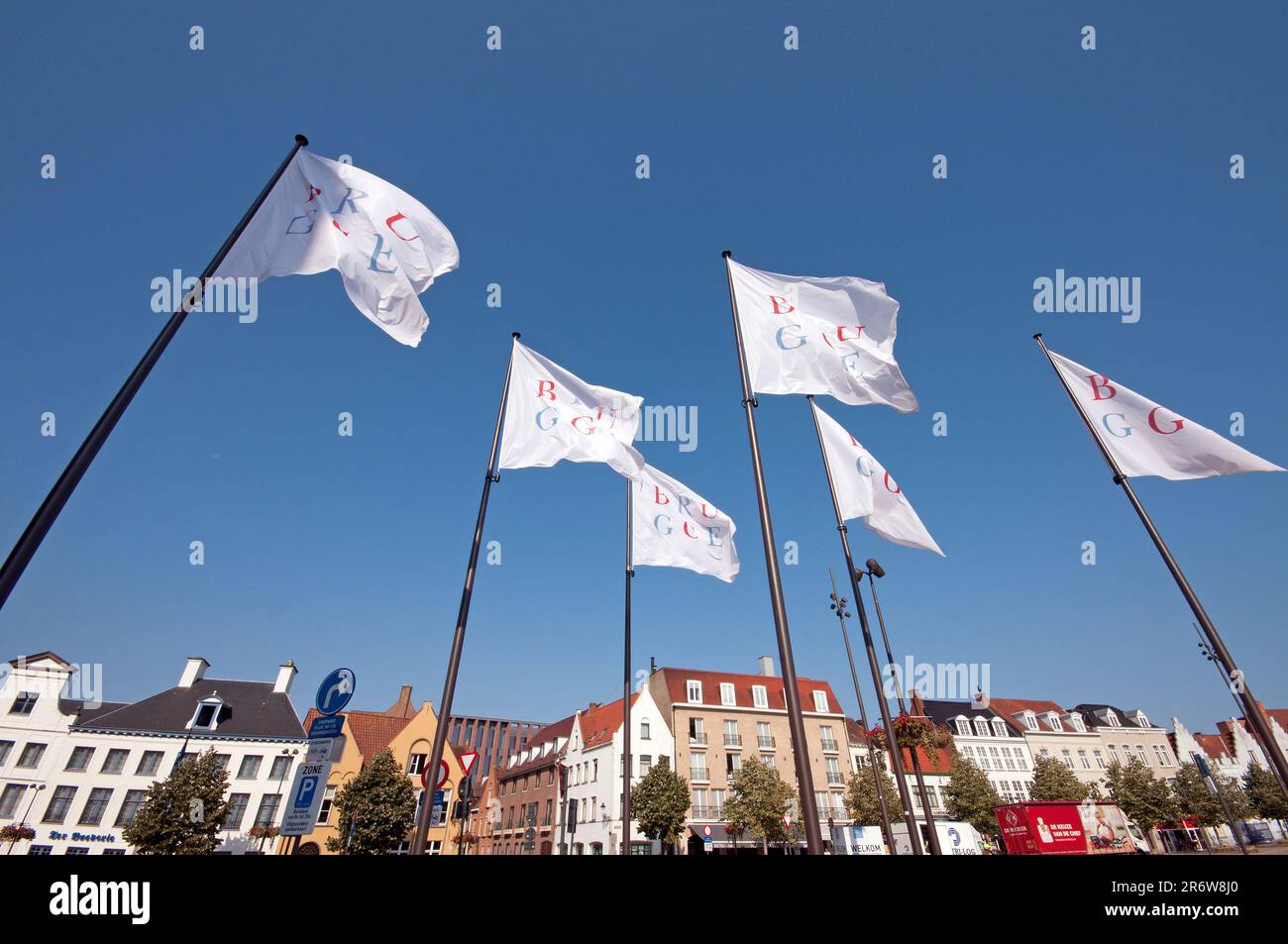 Drapeaux dans le vent à la place 't Zand, Bruges, Flandre, Belgique Banque D'Images