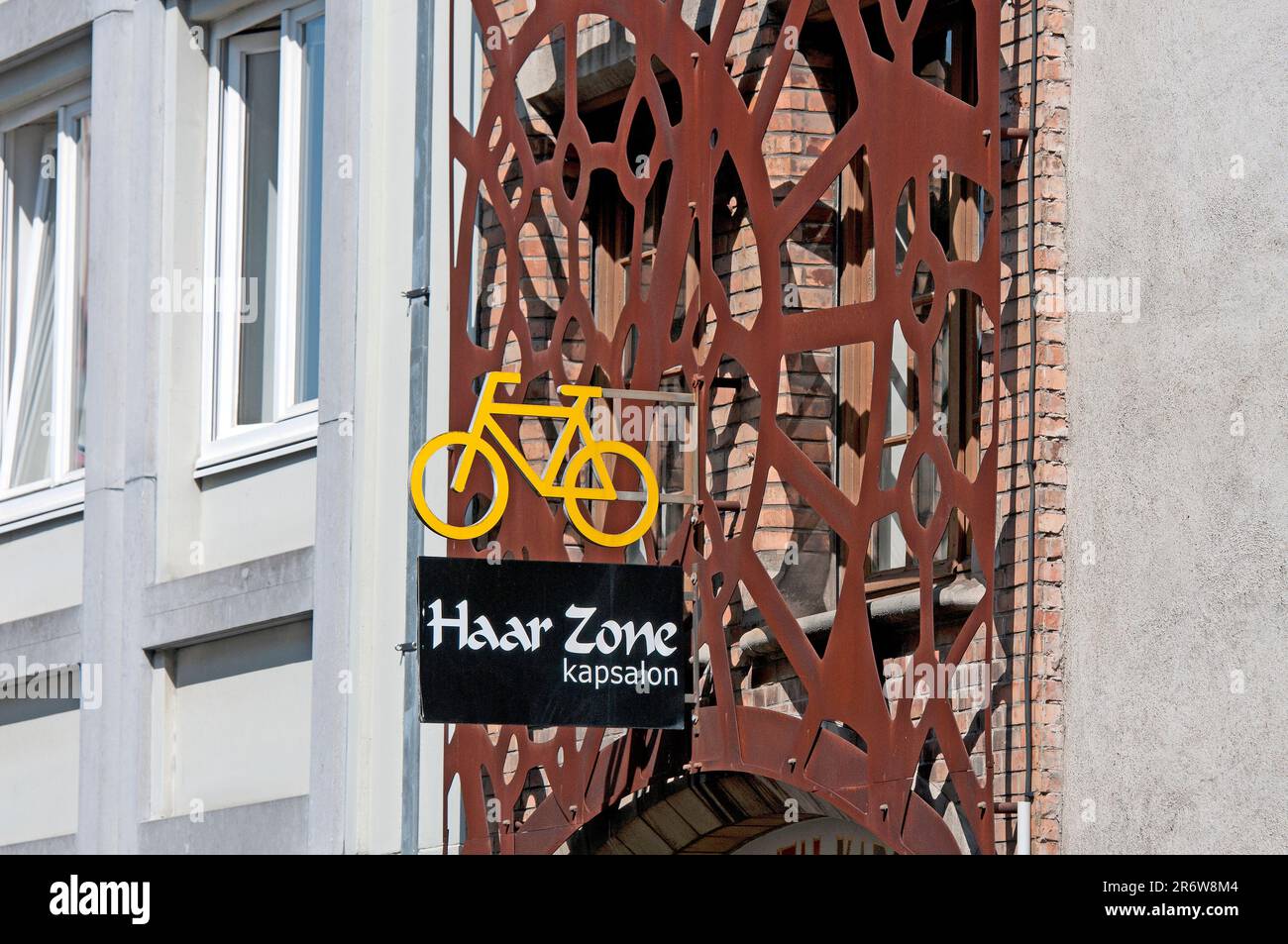 Location de vélos et salon de coiffure Haar zone à Niklaas Desparsstraat, Bruges, Flandre, Belgique Banque D'Images