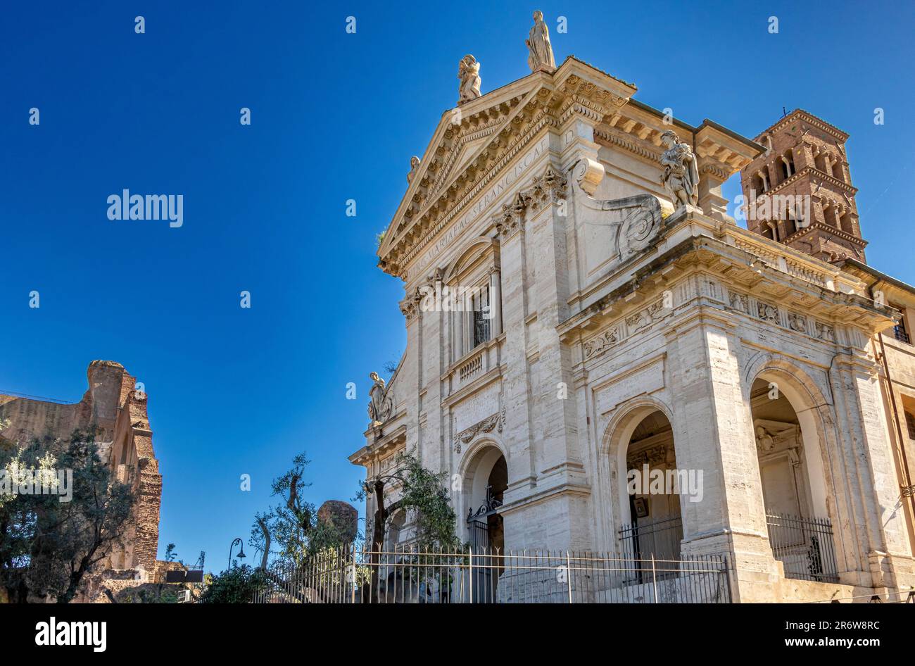 Santa Francesca Romana , anciennement appelée Santa Maria Nova, est une église catholique romaine située à côté du Forum romain, Rome, Italie Banque D'Images