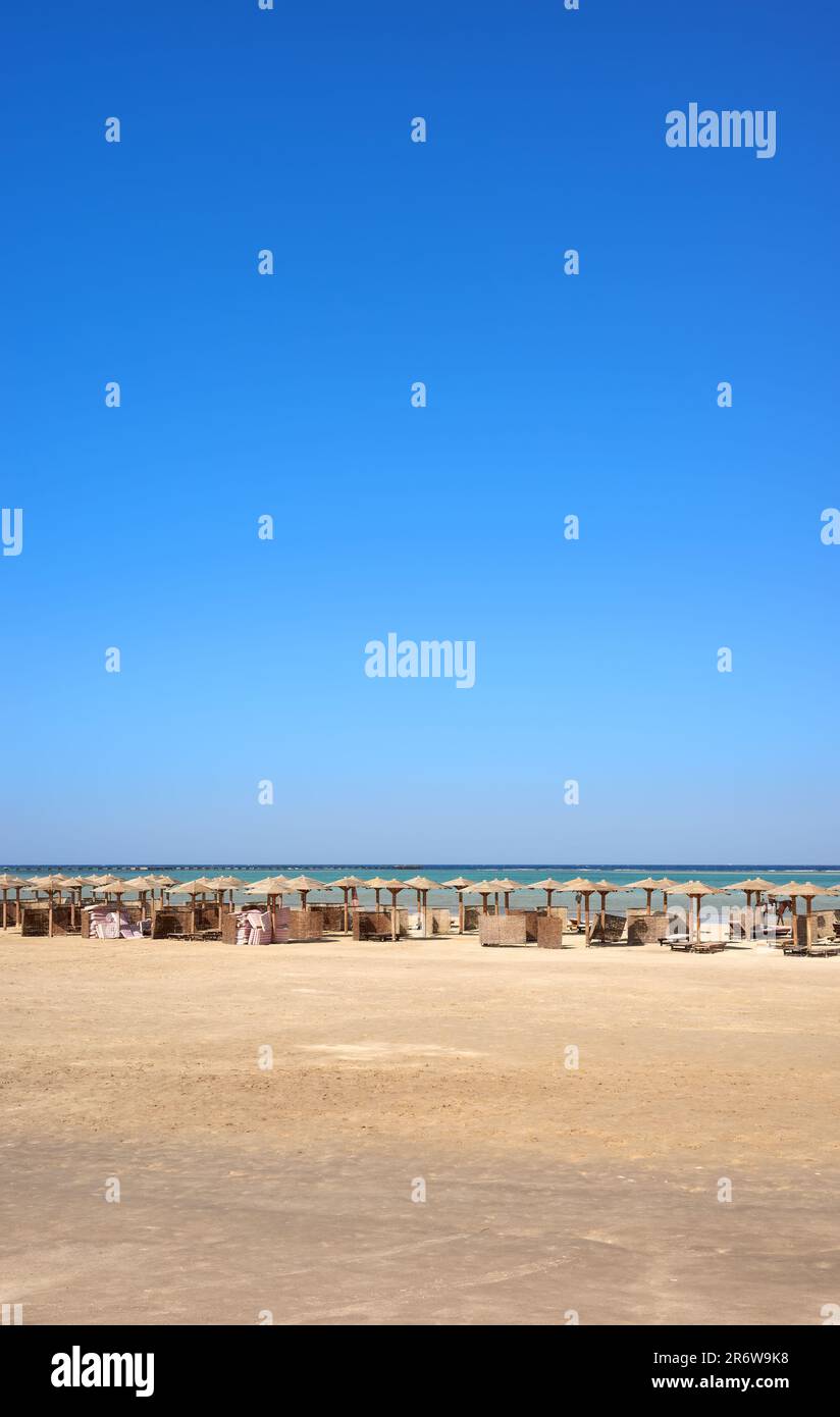 Une plage vide avec parasols à distance, Marsa Alam, Egypte. Banque D'Images