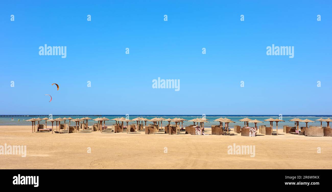 Une plage vide avec parasols à distance, Marsa Alam, Egypte. Banque D'Images