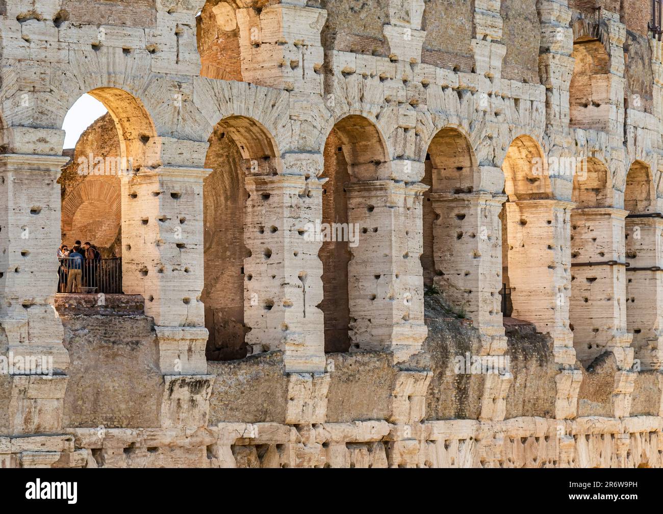 Gros plan sur les personnes qui regardent du deuxième étage du Colisée dans le centre de Rome