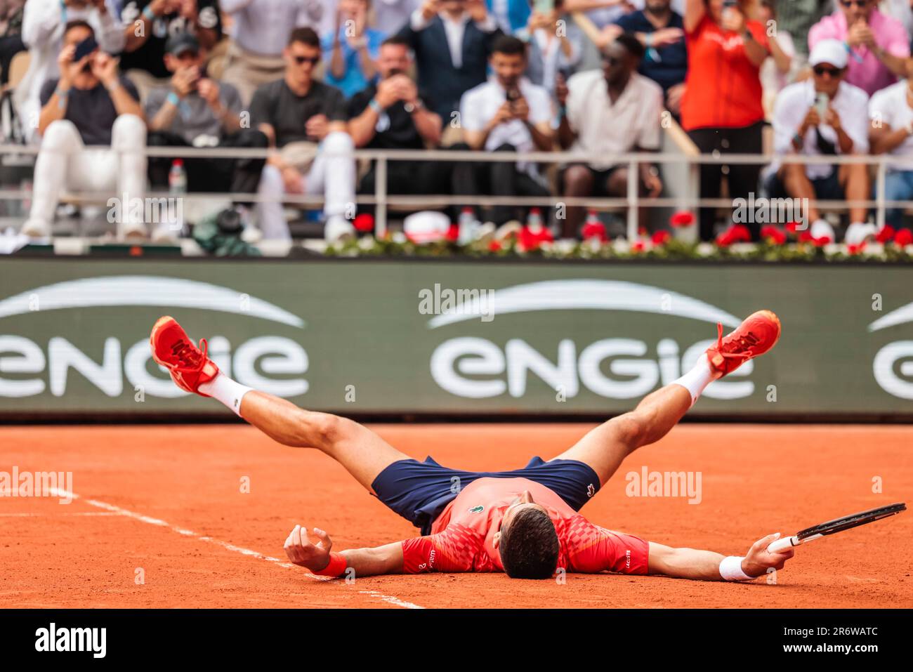 Paris, France. 11th juin 2023. Le joueur de tennis Novak Djokovic de Serbie célèbre après la finale masculine lors du tournoi de tennis Open Grand Chelem 2023 à Roland Garros, Paris, France. Frank Molter/Alamy Actualités en direct Banque D'Images
