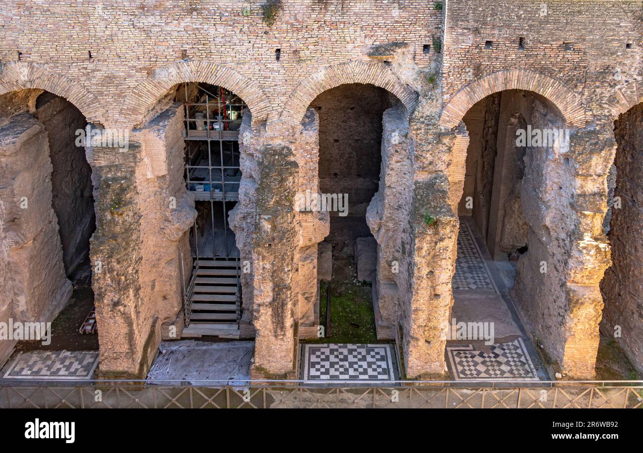 Gros plan des arches de Domus Tiberiana un palais romain impérial dans la Rome antique montrant les arches et les sols en mosaïque, le Mont Palatin, Rome, Italie Banque D'Images