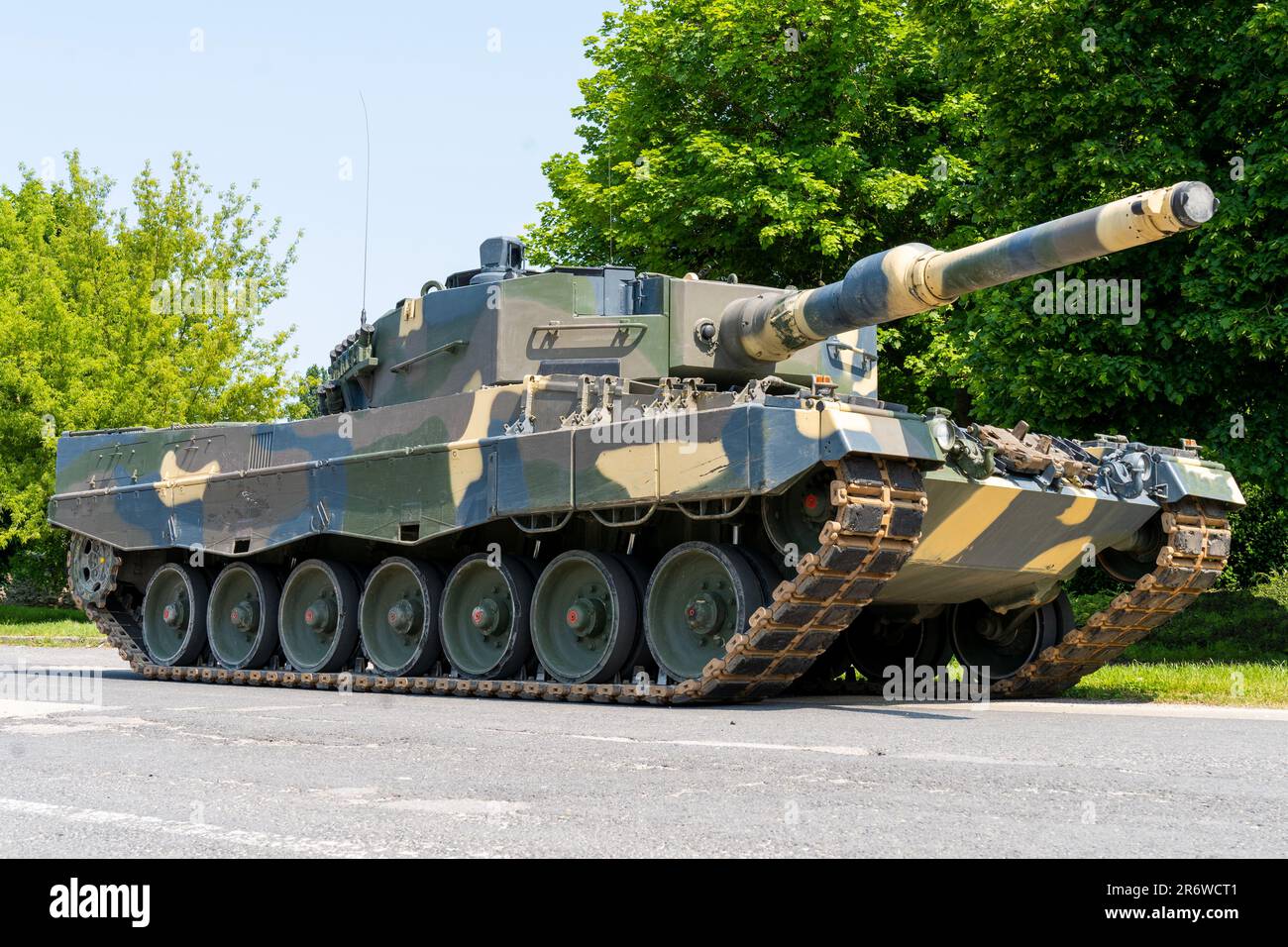 Débardeur Leopard 2A4 avec peinture camouflage Banque D'Images