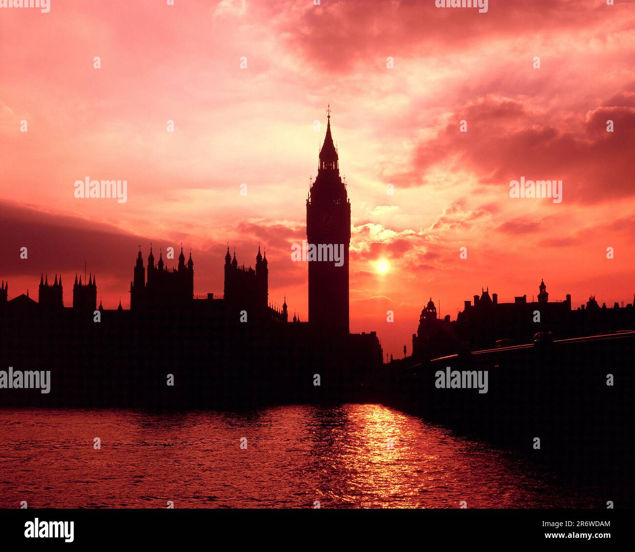 Angleterre. Londres. Westminster. Silhouette des chambres du Parlement au coucher du soleil. Banque D'Images