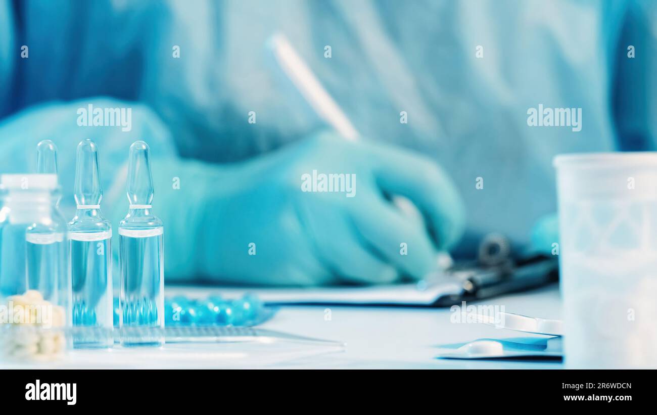 Médecin de prescription des comprimés à main ampoules Banque D'Images