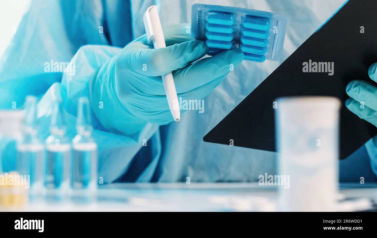 Prescrire des pilules médicament médecin mains médicaments Banque D'Images