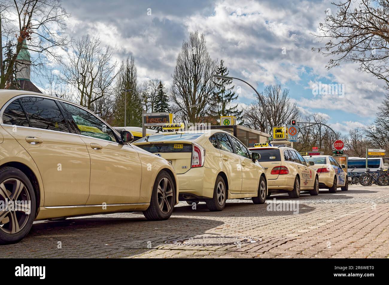 Berlin, Allemagne - 11 mars 2020 : certains taxis attendent les passagers à côté d'un arrêt de bus. Banque D'Images