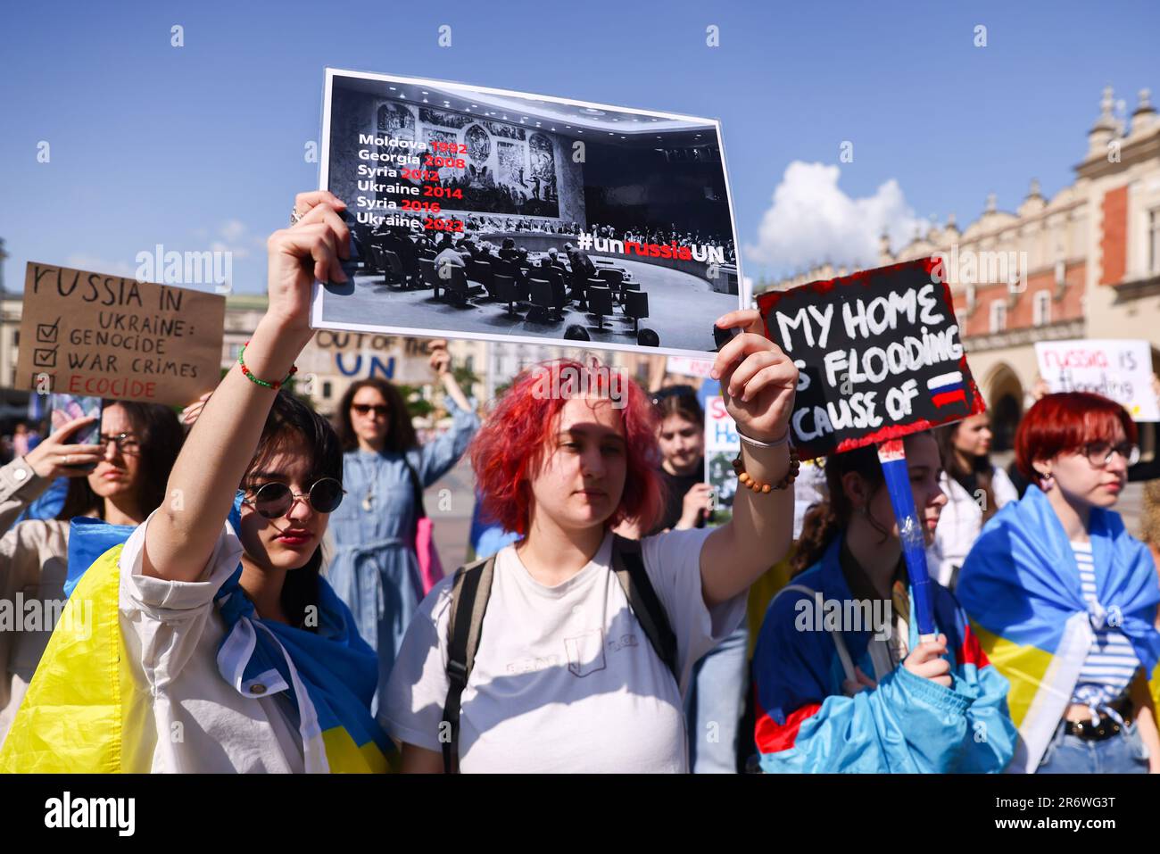 Cracovie, Pologne. 11th juin 2023. Des citoyens et des supporters ukrainiens assistent à la manifestation « Stop the ecocide in Ukraine » sur la place principale de Cracovie, en Pologne, sur 11 juin 2023. Sur 5 juin, la centrale hydroélectrique de Kakhovka, à Nova Kakhovka, dans la région de Kherson contrôlée par la Russie, a été détruite et un énorme barrage a été détruit, provoquant une inondation et obligeant des milliers de personnes à quitter leurs foyers. La destruction du barrage a été décrite comme « la pire catastrophe environnementale en Europe depuis Tchernobyl ». Credit: Beata Zawrzel/Alay Live News Banque D'Images